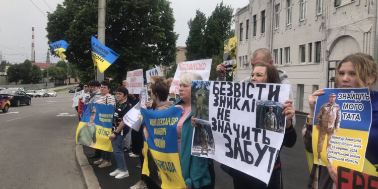 У Запоріжжі біля центру Ветеран Про відбулася акція на підтримку військовополонених, фото – що розповідають рідні захисників | Новости Запорожья