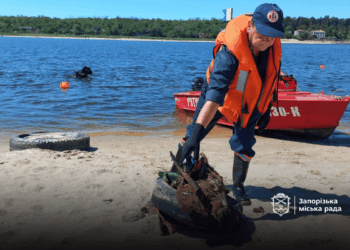У Запоріжжі до підготовки пляжів до літнього сезону залучили водолазів – з дна Дніпра дістали 500 кілограм сміття | Новости Запорожья