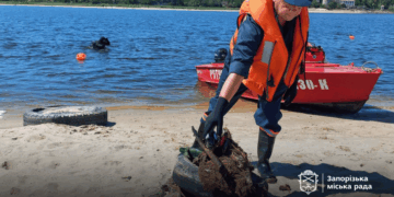 У Запоріжжі до підготовки пляжів до літнього сезону залучили водолазів – з дна Дніпра дістали 500 кілограм сміття | Новости Запорожья