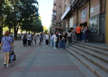 У Запоріжжі комунальники прибирали рекламний мотлох з архітектурної пам’ятки біля кінотеатру Довженка | Новости Запорожья