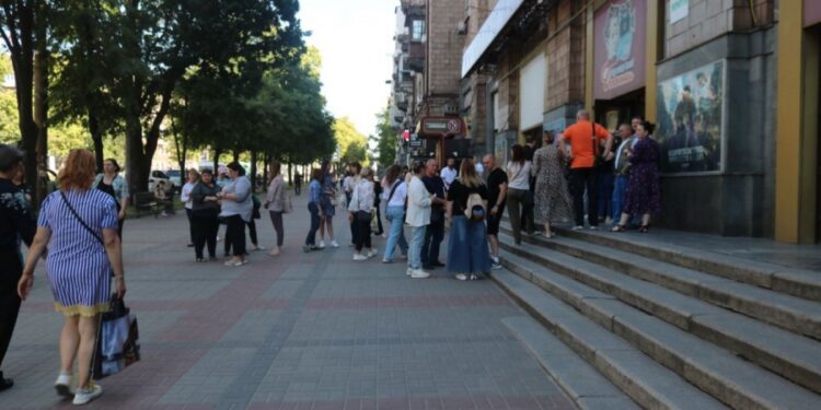 У Запоріжжі комунальники прибирали рекламний мотлох з архітектурної пам’ятки біля кінотеатру Довженка | Новости Запорожья