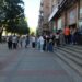 У Запоріжжі комунальники прибирали рекламний мотлох з архітектурної пам’ятки біля кінотеатру Довженка | Новости Запорожья