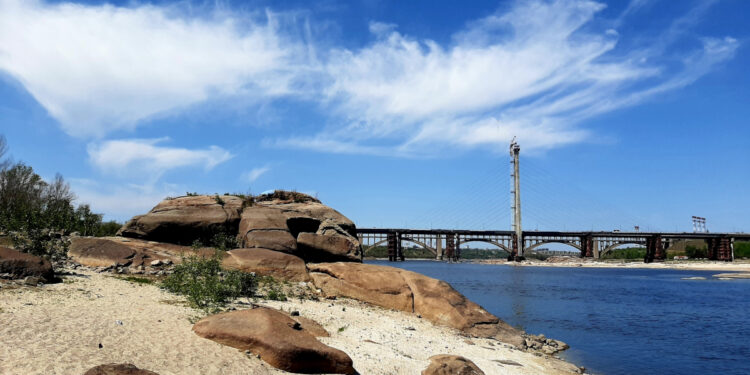 У Запоріжжі на березі острова Хортиця виявили якір 19 століття – знахідка поповнила найбільшу колекцію музею судноплавства | Новости Запорожья