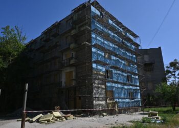 У Запоріжжі продовжують ремонтувати п’ятиповерховий будинок по вулиці Скіфській – у нього двічі влучили російські ракета та дрон | Новости Запорожья