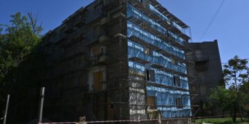 У Запоріжжі продовжують ремонтувати п’ятиповерховий будинок по вулиці Скіфській – у нього двічі влучили російські ракета та дрон | Новости Запорожья