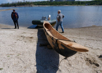 У Запоріжжі спустили на воду копію старовинного човна-довбанки – як пройшло випробовування  | Новости Запорожья
