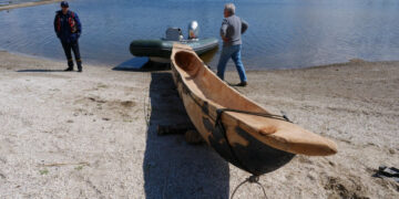 У Запоріжжі спустили на воду копію старовинного човна-довбанки – як пройшло випробовування  | Новости Запорожья