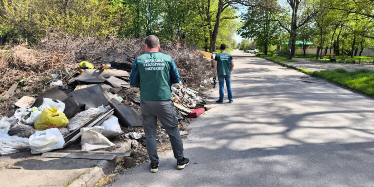 У Запоріжжя мешканці Комунарського району накидали величезні купи сміття – екологи розповіли подробиці | Новости Запорожья