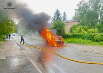 В Умані під час руху спалахнула автівка