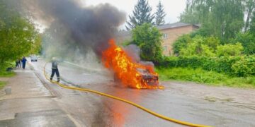 В Умані під час руху спалахнула автівка