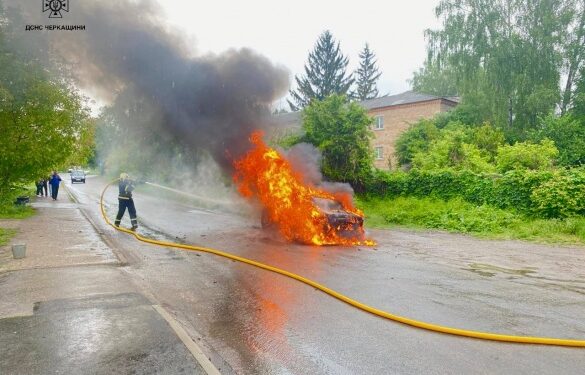В Умані під час руху спалахнула автівка
