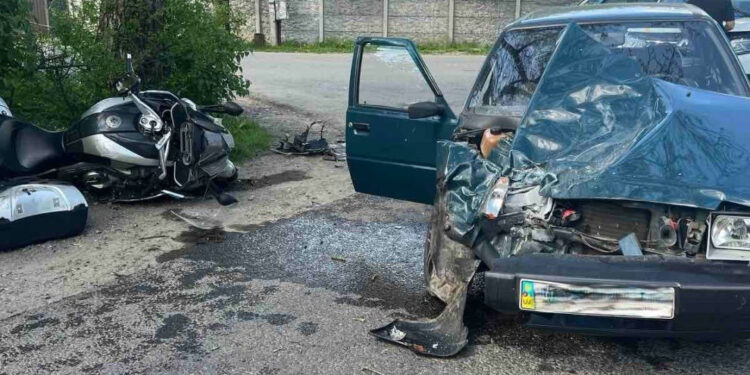 Водія мотоцикла госпіталізували: деталі аварії у Делятині (ФОТО)