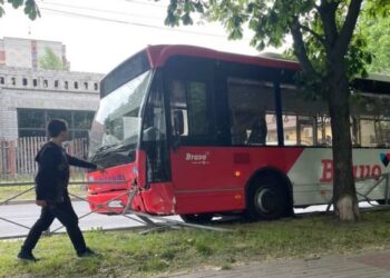 Водію стало зле: у Черкасах маршрутка вʼїхала в паркан — Новости Черкасс