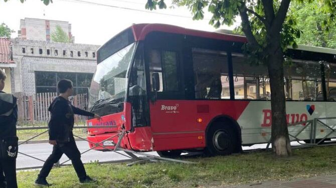 Водію стало зле: у Черкасах маршрутка вʼїхала в паркан — Новости Черкасс
