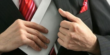 Зарплати, заробітки дружин, авторські права, ЗІЛи та ГАЗони. Рейтинг декларацій «обраних» (народом) чиновників Івано-Франківщини