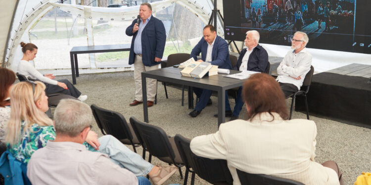 “Життєпис Івано-Франківська”: презентували другу книгу про історію міста