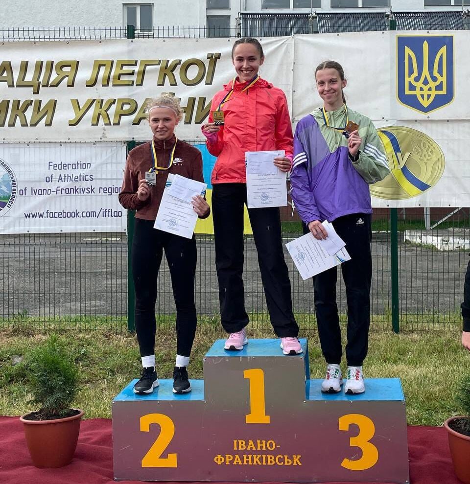 атлети з медалями після змагань