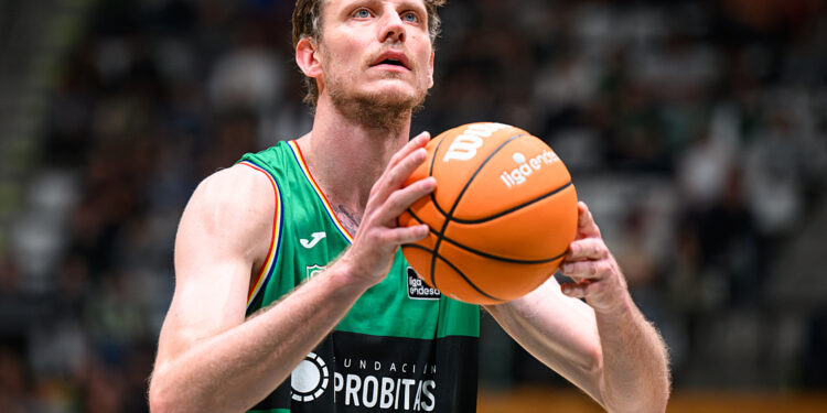 Артем Пустовий набрав 16 очок в першому матчі плейоф в Іспанії – Федерація баскетболу України