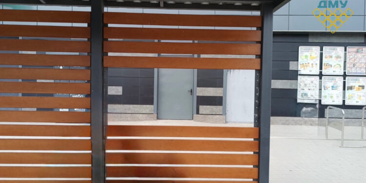 Біля залізничного вокзалу Запоріжжя-1 вандали пошкодили зупинку – фото | Новости Запорожья