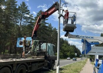 Черкаські комунальники відновили чотири опори освітлення, які були пошкоджені через ДТП