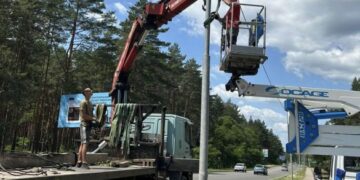 Черкаські комунальники відновили чотири опори освітлення, які були пошкоджені через ДТП