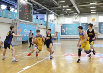 День фіналів Всеукраїнської шкільної ліги Пліч-о-пліч у Тернополі: велика фотогалерея матчів та церемонії нагородження – Федерація баскетболу України