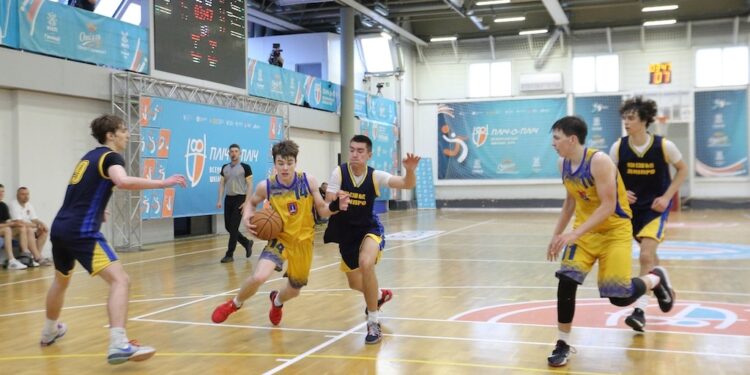 День фіналів Всеукраїнської шкільної ліги Пліч-о-пліч у Тернополі: велика фотогалерея матчів та церемонії нагородження – Федерація баскетболу України