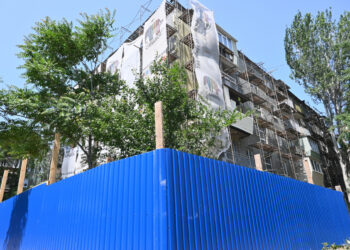 Як просувається відбудова багатоповерхівки на вулиці Скіфській у Запоріжжі, фото – росіяни обстріляли будинок вже двічі | Новости Запорожья