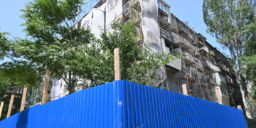 Як просувається відбудова багатоповерхівки на вулиці Скіфській у Запоріжжі, фото – росіяни обстріляли будинок вже двічі | Новости Запорожья