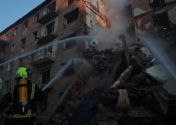 Київ після атаки: з п’ятиповерхівки евакуювали вагітну жінку