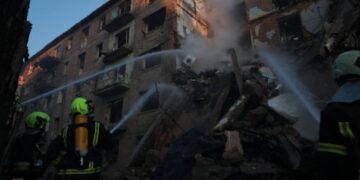 Київ після атаки: з п’ятиповерхівки евакуювали вагітну жінку