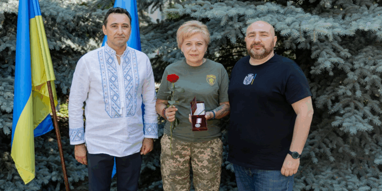 Медикині з Полтавщини передали її нагороду за врятоване життя