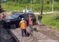 На Шепетівщині водій позашляховика переоцінив його можливості та застряг на колії —Хмельнитчина