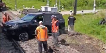 На Шепетівщині водій позашляховика переоцінив його можливості та застряг на колії —Хмельнитчина