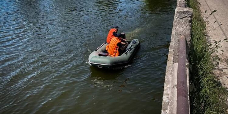На Шепетівщині з річки надзвичайники дістали тіло потопельника —Хмельнитчина