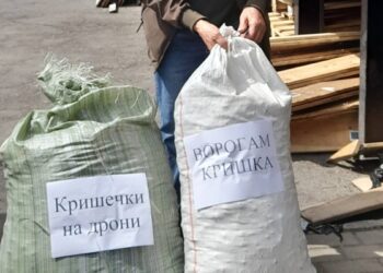 На Тальнівщині зібрали півтонни пластикових кришечок на дрони для ЗСУ