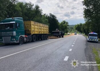 На Уманщині водій вантажівки забруднив до кілометра дороги