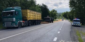На Уманщині водій вантажівки забруднив до кілометра дороги