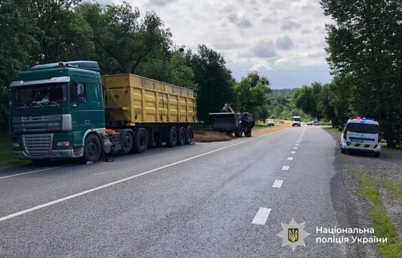 На Уманщині водій вантажівки забруднив до кілометра дороги