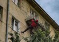 Незвичайна операція у Львові: рятувальники потрапили до квартири з даху, щоб допомогти літній жінці