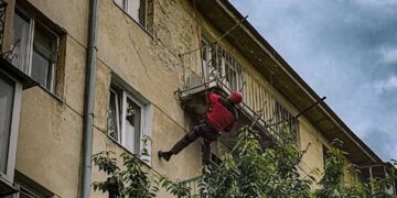 Незвичайна операція у Львові: рятувальники потрапили до квартири з даху, щоб допомогти літній жінці