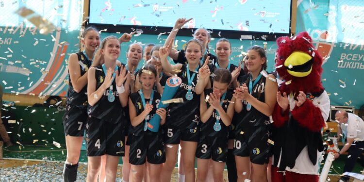 Пліч-о-пліч: визначились чемпіони сезону Всеукраїнської шкільної ліги у дівчат – Федерація баскетболу України