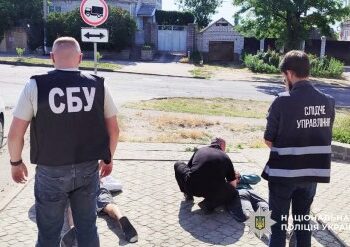 Погрожували розправою та змушували сплатити неіснуючий борг: у Миколаєві поліцейські затримали підозрюваних у вимаганні » Миколаївський Оглядач
