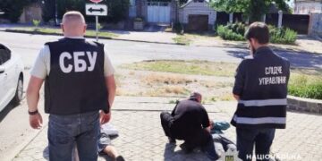 Погрожували розправою та змушували сплатити неіснуючий борг: у Миколаєві поліцейські затримали підозрюваних у вимаганні » Миколаївський Оглядач