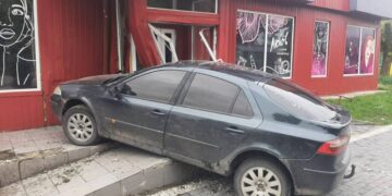 Стали відомі нові пікантні подробиці вчорашнього ДТП, де авто влетіло в магазин —Хмельнитчина