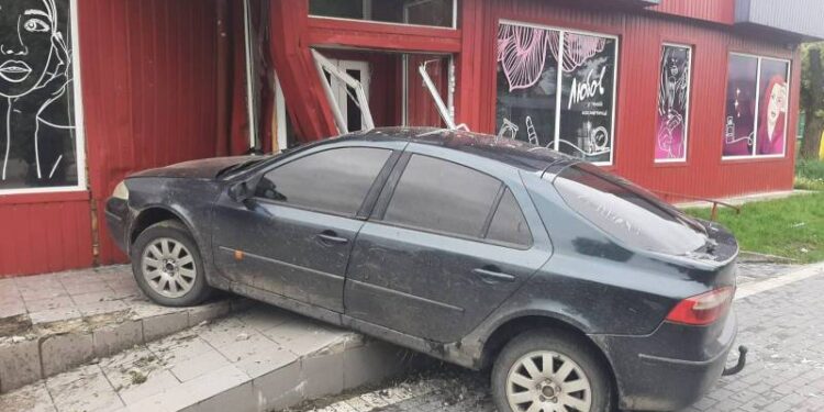 Стали відомі нові пікантні подробиці вчорашнього ДТП, де авто влетіло в магазин —Хмельнитчина