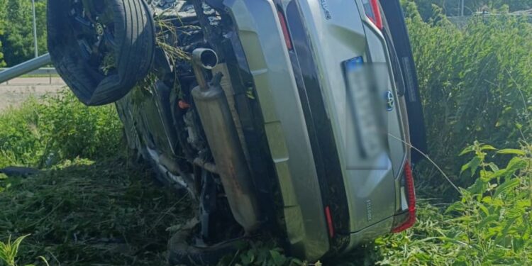 У Бабині водійка Toyota з’їхала в кювет, уникаючи зіткнення із КамАЗ