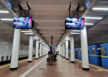 У Києві після обстрілу тимчасово закрито один із виходів метро “Святошин”