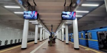 У Києві після обстрілу тимчасово закрито один із виходів метро “Святошин”