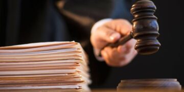 У Львівській області судили школярку, яка вилізла на дорожній знак і зняла відео під російську музику – RegioNews.ua